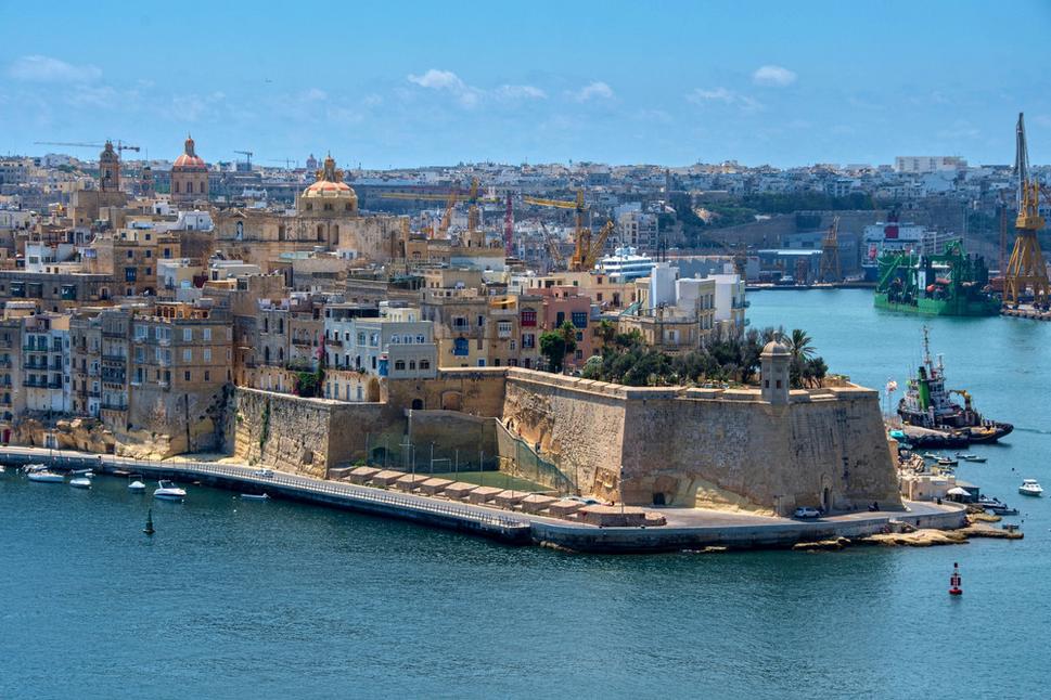 Pevnosť Saint Michael v Senglea, spolu s Anjelským hradom v Birgu, chránili pobrežie na druhej strane zálivu Grand Harbour, oproti pevnosti Saint Elmo.