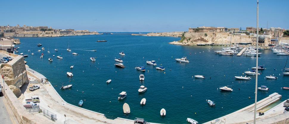 Pohľad z Anjelského hradu na vstup do zálivu Grand Harbour od mora. Vľavo hore na obzore stojí pevnosť Saint Elmo, zaujímala významné strategické miesto na vstupe.
