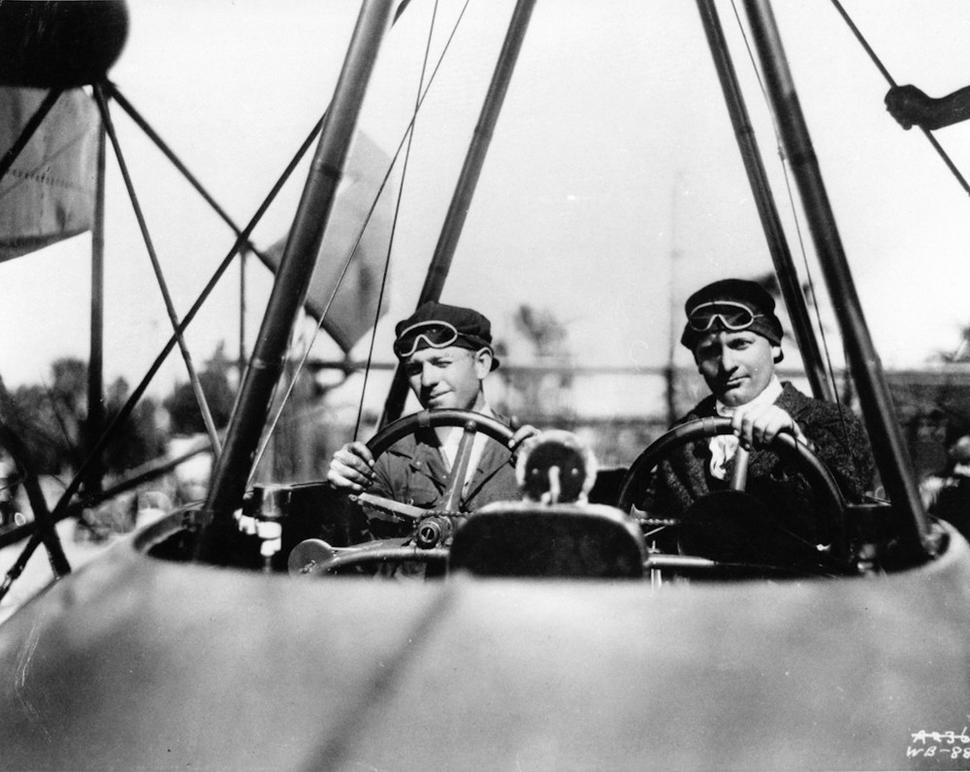 Allan a Martin Lougheed, zakladatelia spoločnosti Lockheed Aircraft Company vo svojom prvom lietadle z roku 1918.