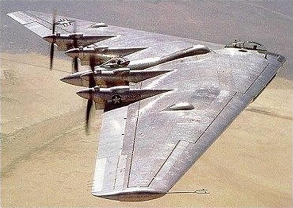 Jack Northrop začal svoju kariéru leteckého dizajnéra vo firme Lockheed. Neskôr sa osamostatnil a vyvíjal lietadlo svojich snov - lietajúce krídlo. Bolo to lietadlo s maximálnym vztlakom a minimálnym odporom. Prvý protoyp vyskúšali v roku 1941