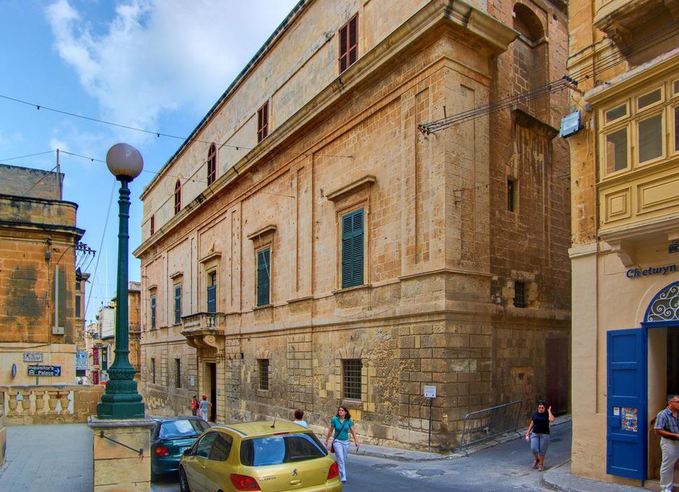 Ošarpaná budova v mestečku Birgu (dnes Vittoriosa) bola sídlom inkvizítorov a zároveň žalárom. Dnes je tu Múzeum inkvizície.