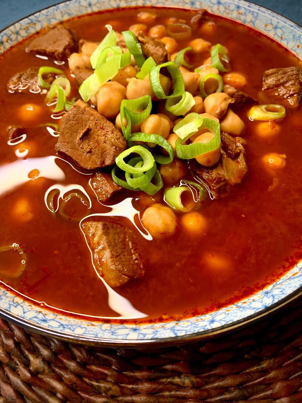Pozole rojo - ideálna jedlo pre chladné večery.