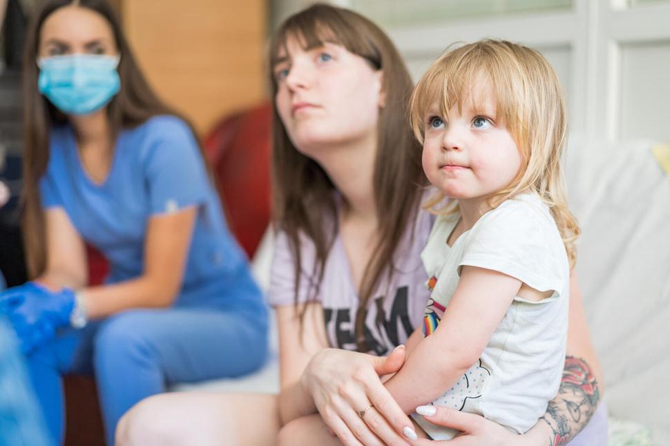 Katerina a jej dcérka Viktoria teraz žijú v centre pre utečencov v Bukurešti. Pediarickú pomoc im poskytuje mobilný zdravotnícky tím, podporovaný UNICEFom v Rumunsku.