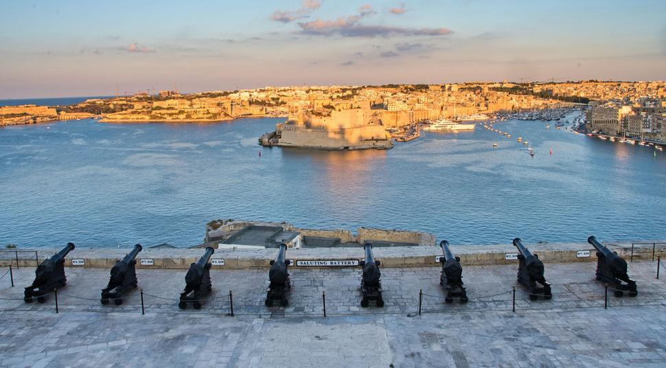 Osem diel Saluting battery stojí na mieste, na ktorom stála v roku 1565 väčšina tureckých diel, ostreľujúcich pozície rytierov a ich pevností v mestách Birgu a Senglea.