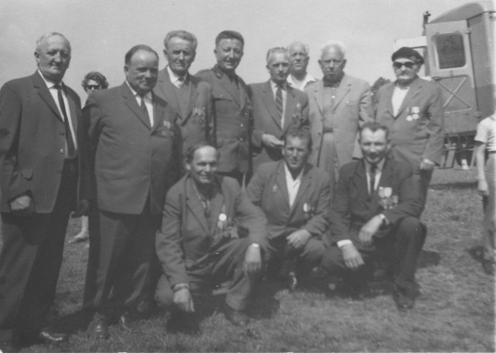 Zraz veteránov po vojne pri pamätníku Pístov, Bindzar stojí štvrtý zľava, Zdroj: archív Memory of Nations