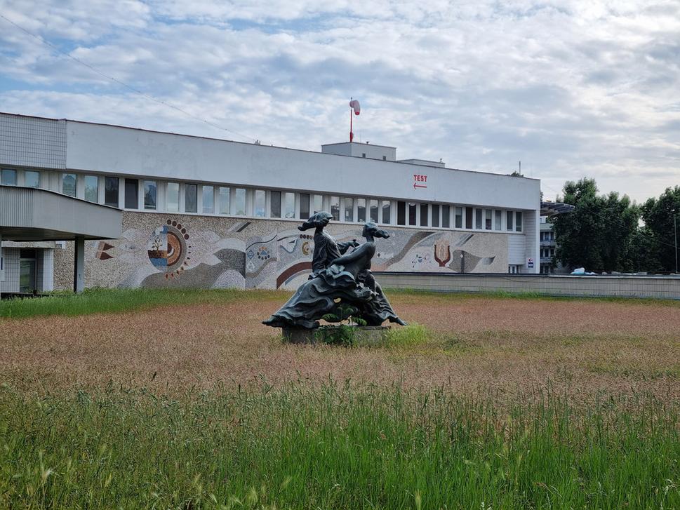 Ľudmila Cvengrošová, dielo Dve ženy, v pozadí dielo Kvet života od Ivana Vychlopena