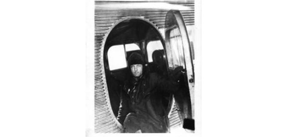 Admirál Richard Byrd vystupuje z lietadla Ford - Floyd Bennett, ktorým vykonal historicky prvý let na južný pól dňa 29. novembra 1929.