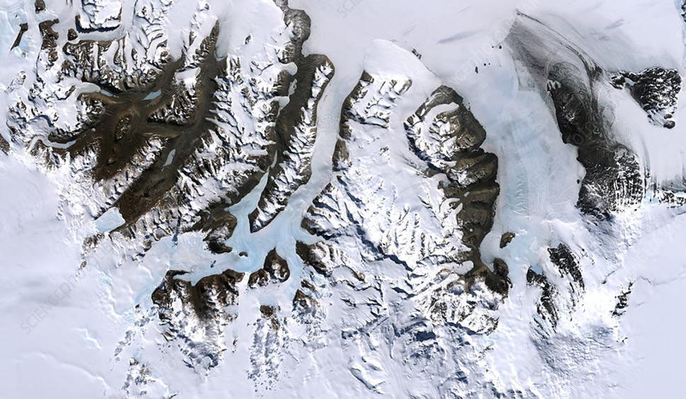 NASA snímka Transantarktického pohoria z roku 1991, ktorá vystihuje jeho charakter. Údoliami medzi štítmi tečú ľadovce.