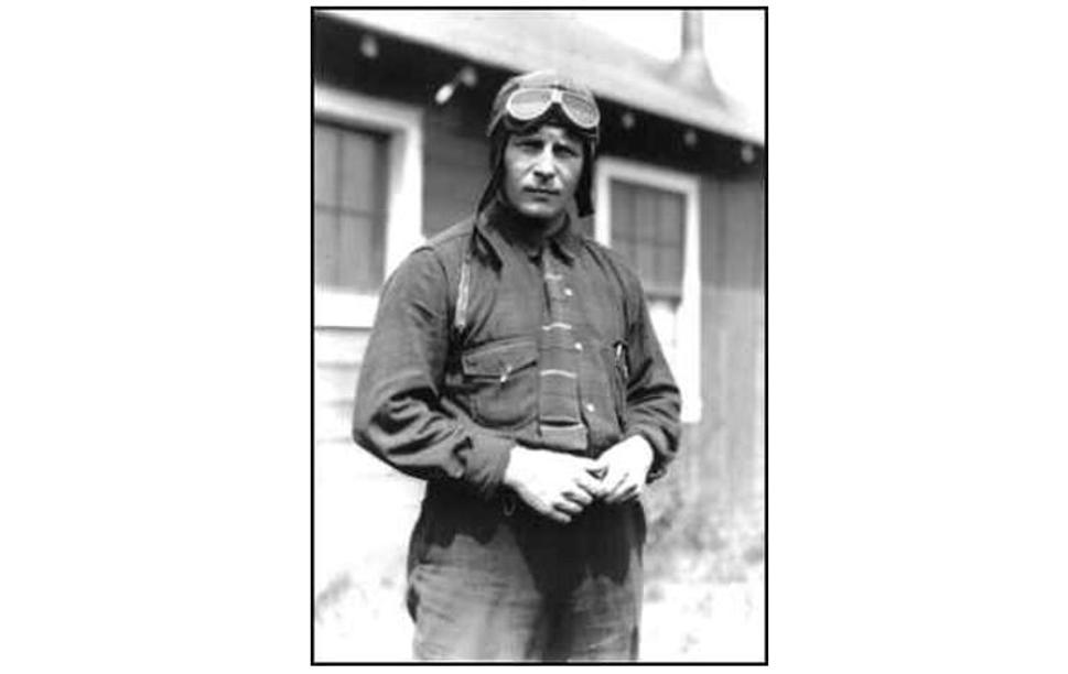 Bernt Balchen (1899-1973) bol nórskym leteckým inžinierom a pilotom. S Byrdom sa zoznámil počas jeho leteckej expedície na severný pól v roku 1926 na Špicbergoch.