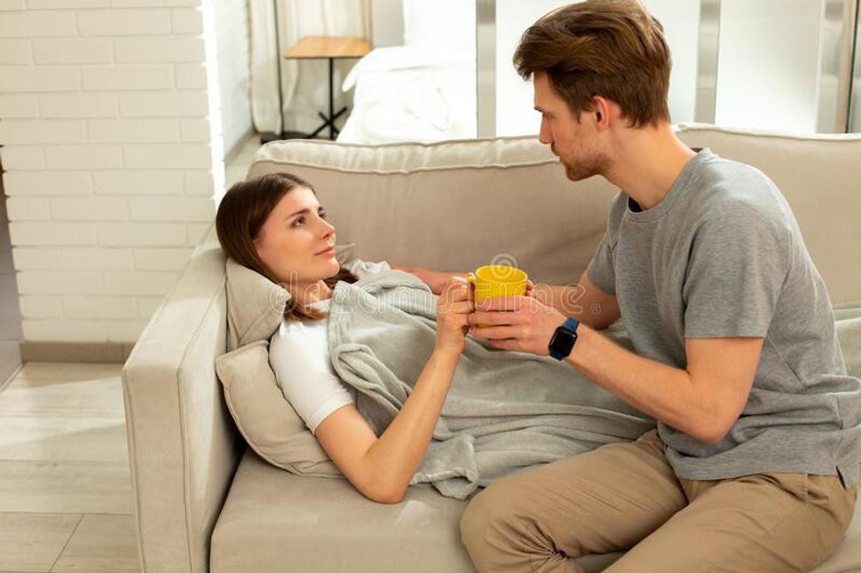 Keď sa žena cíti nanič, zalezie do odľahlého kúta. Obetavý muž ju nasleduje a stará sa o ňu, aj keby bola nepríjemná, mrzutá a neupravená.