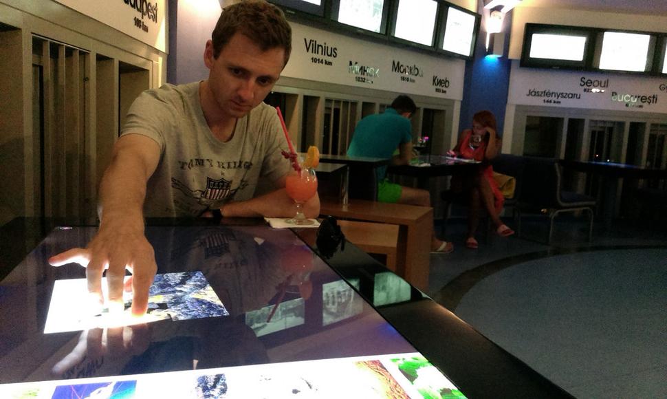 Na vrchole vyhliadkovej veže je kaviareň a cocktail bar, kde sa môžete aj zabaviť.