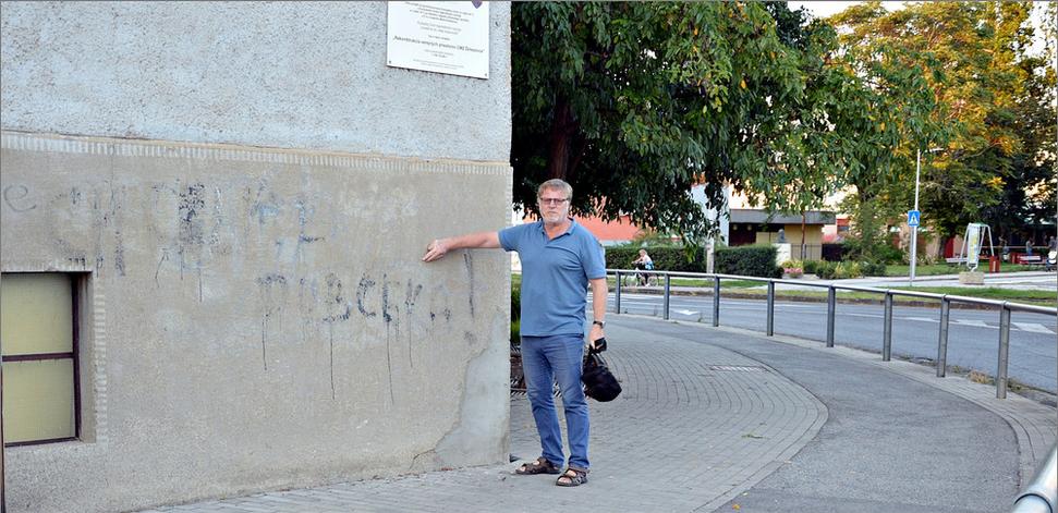 Pavel Polka pri nápise, ktorý presvital desiatky rokov, Zdroj: archív Memory of Nations