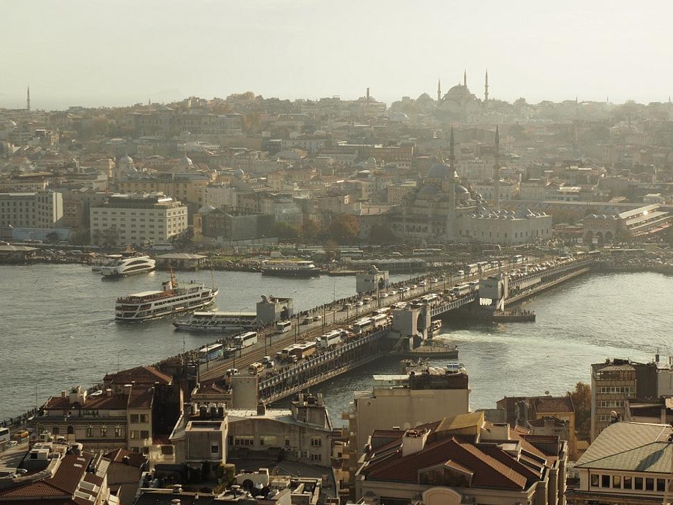 Pohľad z Galatskej veže na Galatský most
