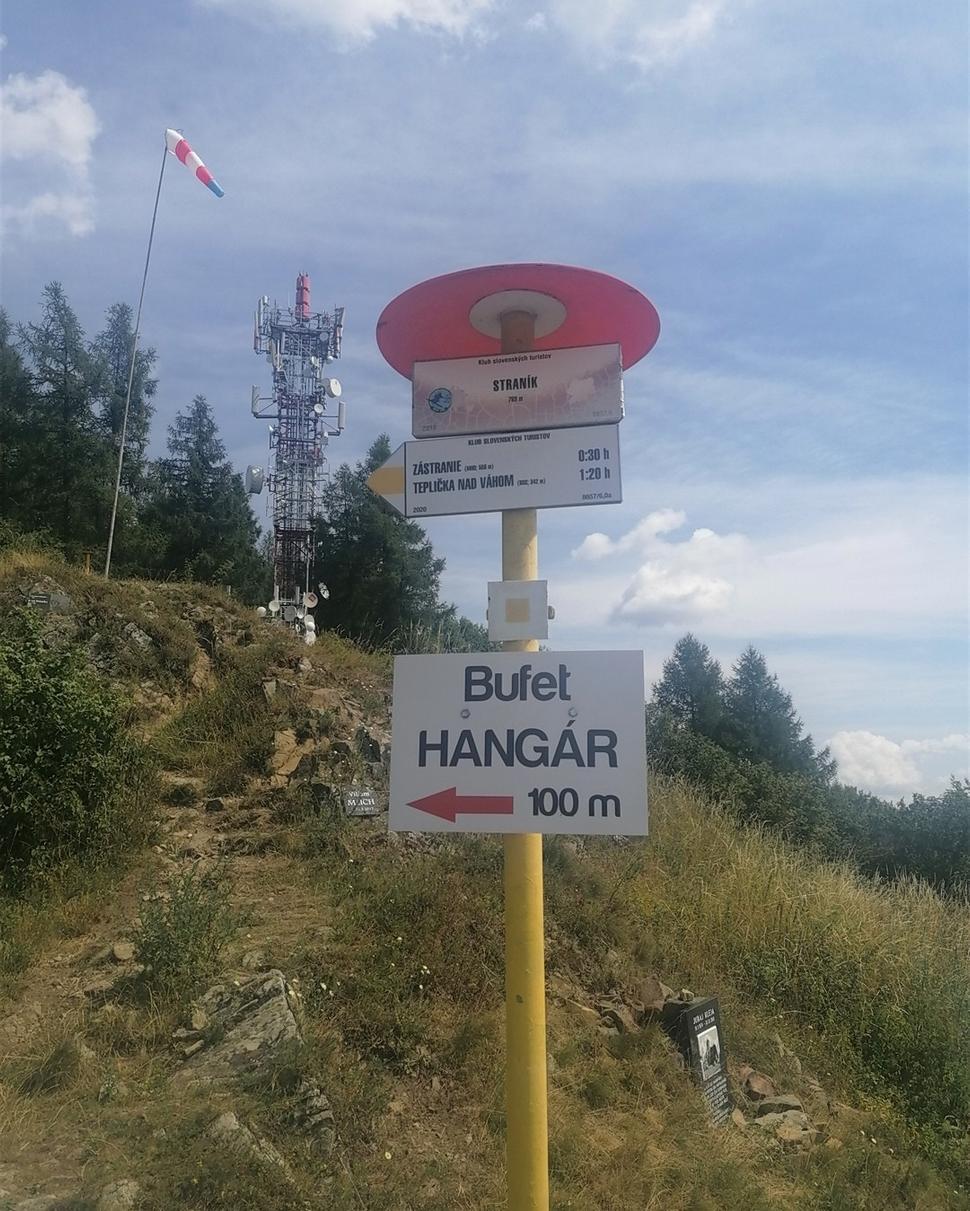 Avizovaný bufet Hangár je opustený zrub, okolo ktorého sme išli.