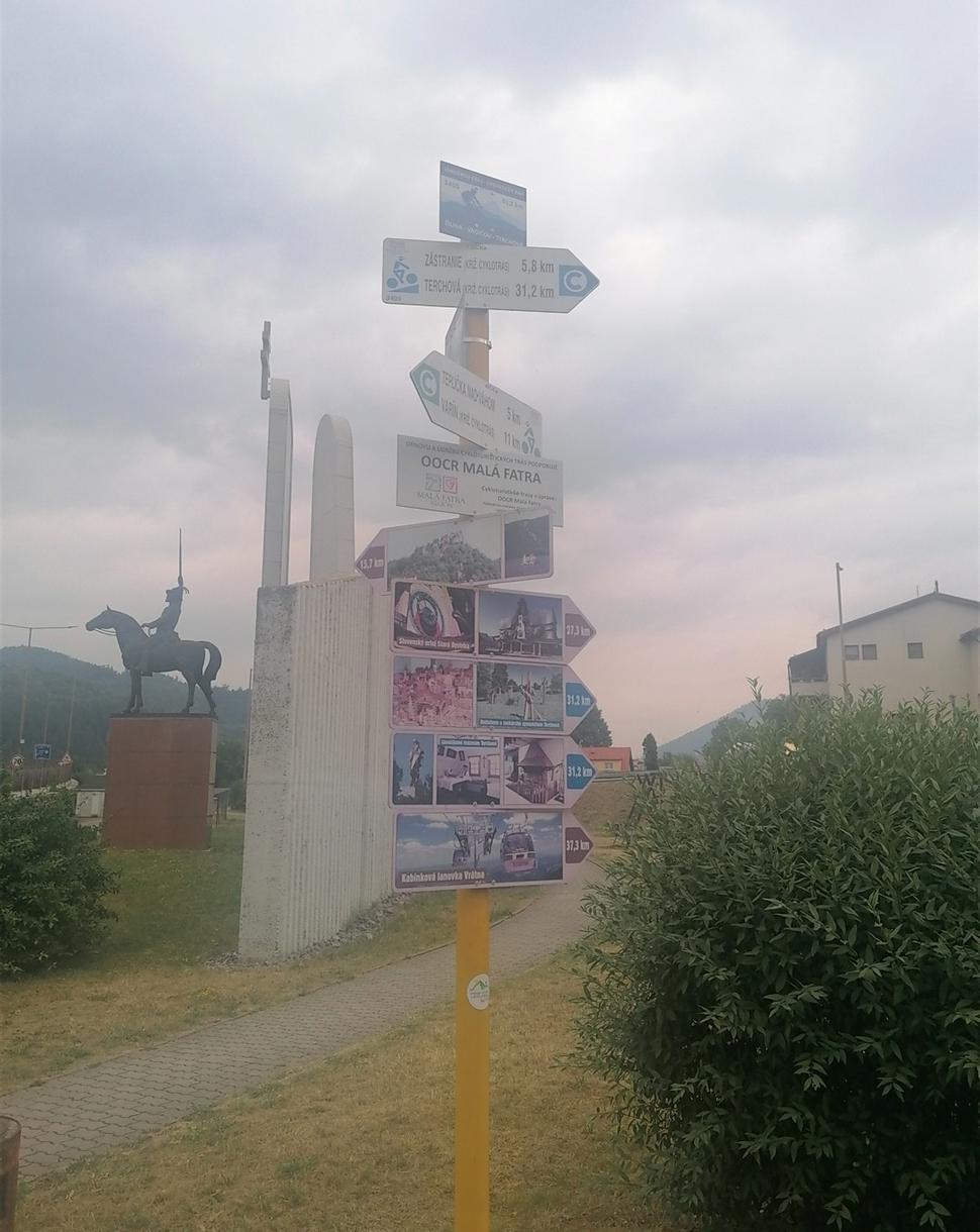 Začíname pri už známom rázcestníku pri Jozefovi Miloslavovi Hurbanovi. Tentoraz na Zástranie.