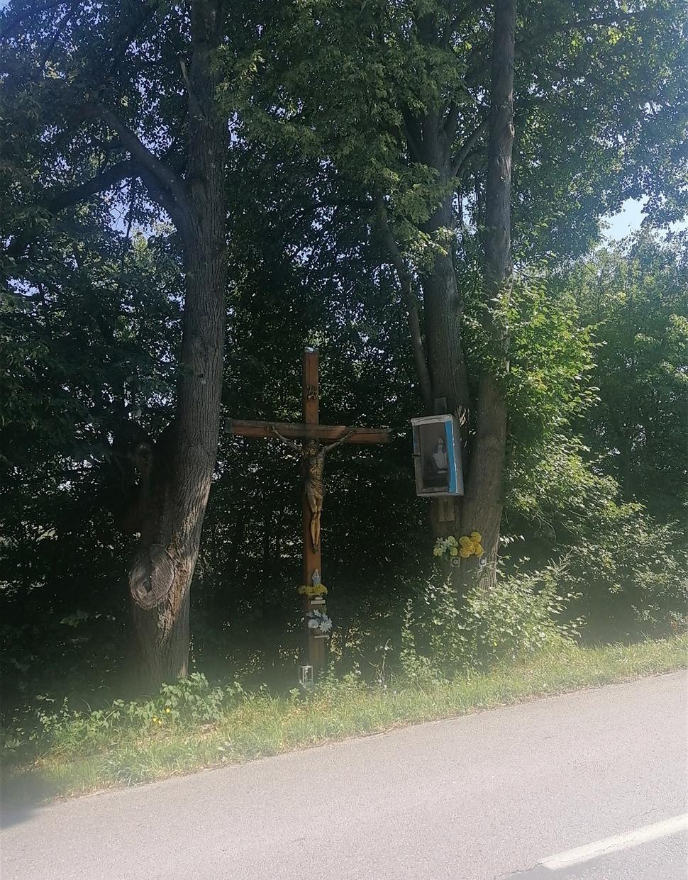 Kríž a kaplnka na konci tiahleho stúpania.