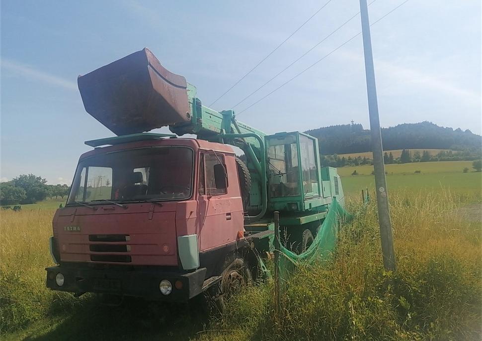 červená kabína a lyžica narušuje zelenú harmóniu.