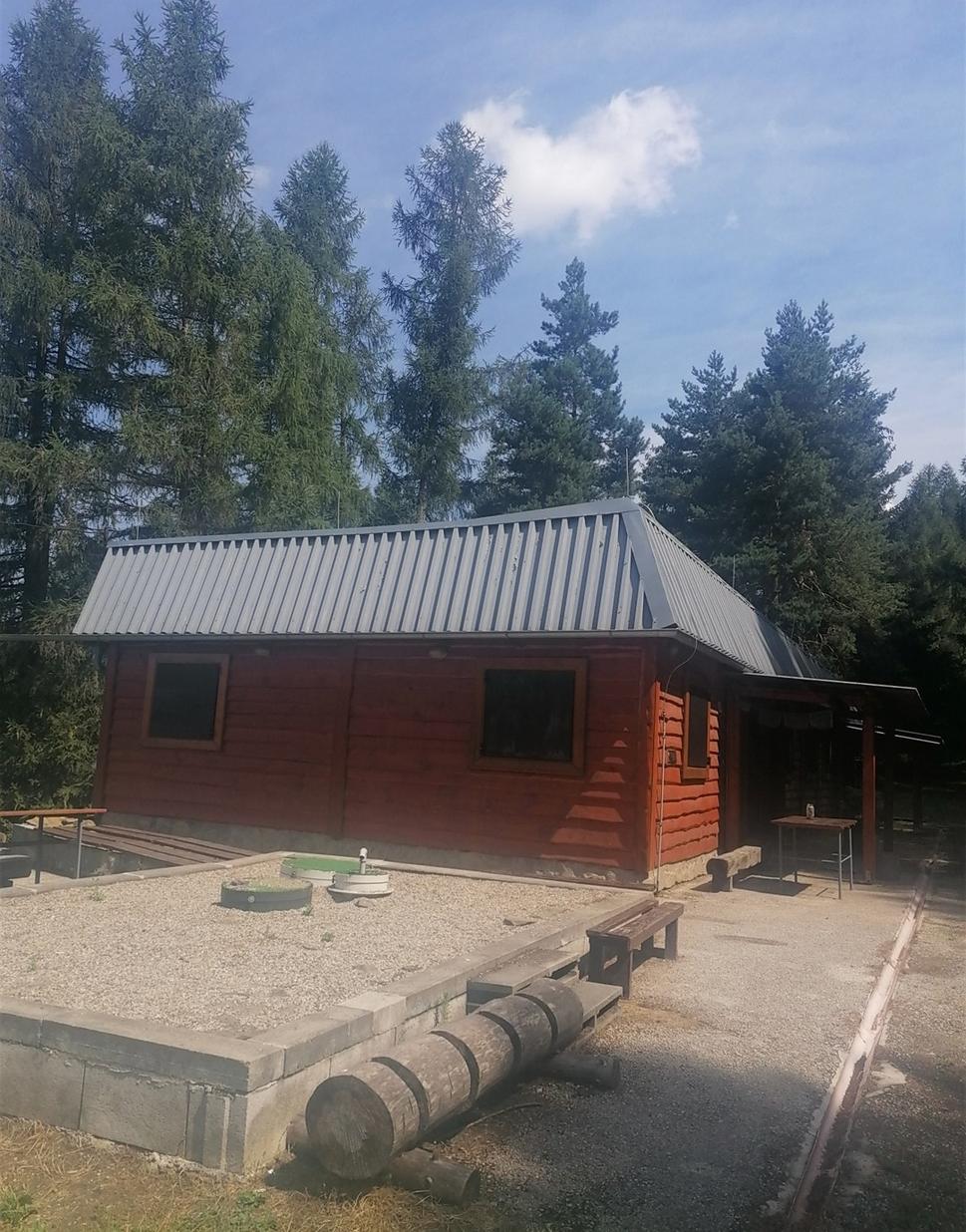 zrub z pieskoviskom bez piesku tesne pod vrcholom.