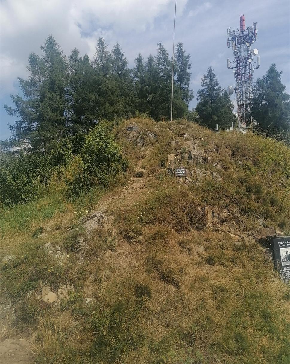 tabuľky s menami obetí sú rozmiestnené popri chodníčku k vysielaču.