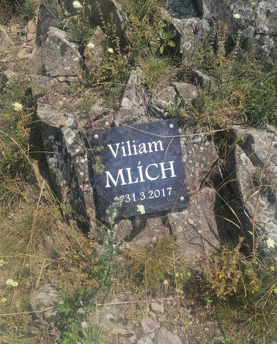 niekde len meno a dátum...