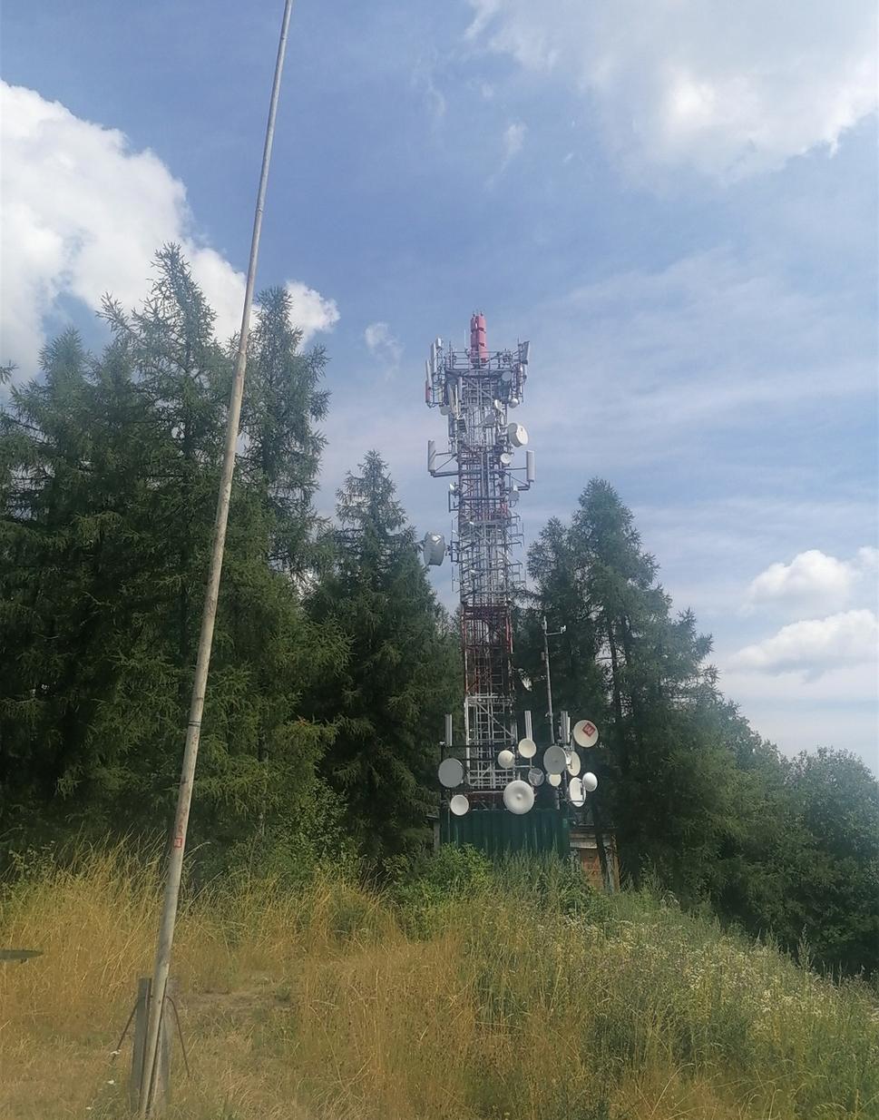 pod vysielačom.