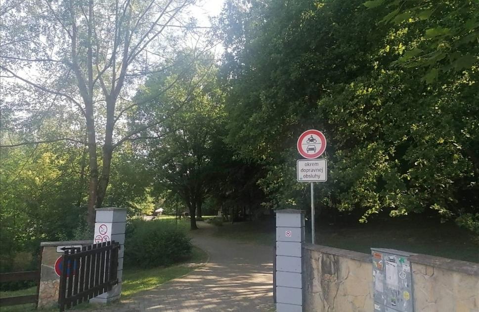 vchod od Žilinskej univerzity.