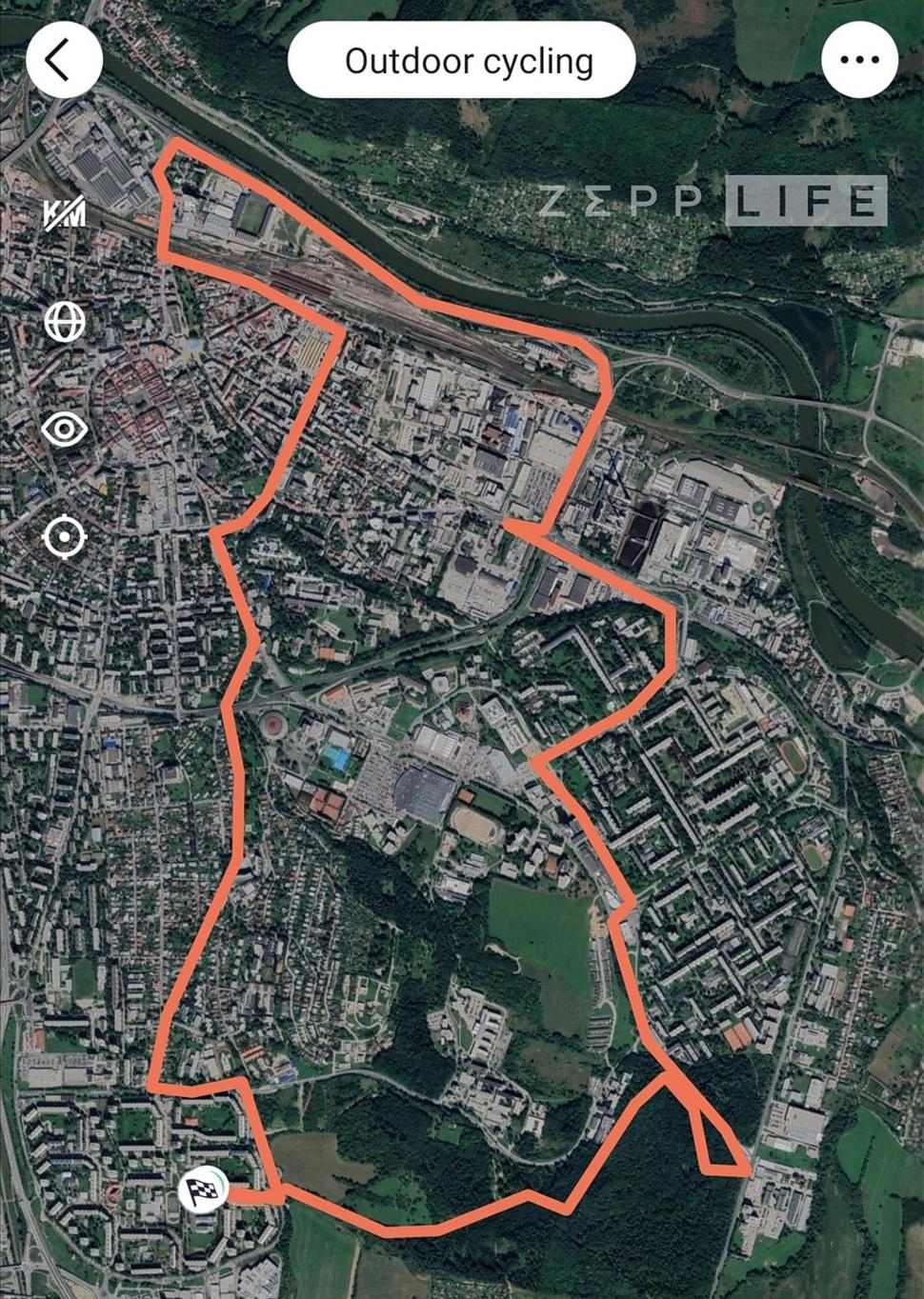 väčšina okruhu je v betónovej džungli. Zelená oáza lesoparku je vpravo dole.