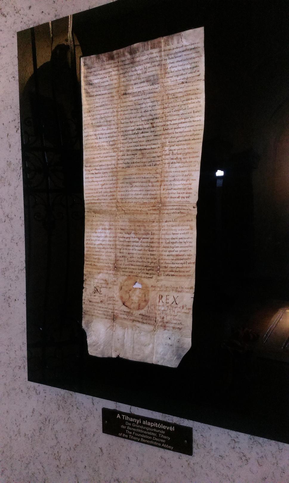 V archívoch knižnice je uložený aj originál najstaršieho rukopisu v maďarčine – zakladajúca listina kláštora v Tihany z roku 1055