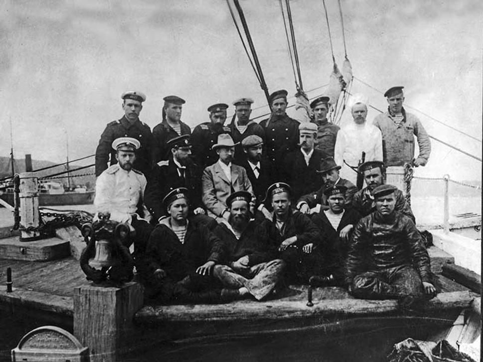 Tollova expedícia na palube lode Zaria - V hornom rade: tretí zľava nad Tollom (v klobúku) je Kolčak. Druhý rad zľava: N.N. Kolomeicev, F.A. Mathisen, E.V. Toll, G.E. Walter, F.G. Seeberg, A.A. Bialynitsky-Birulia. Dolný rad - ostatní členovia expedície