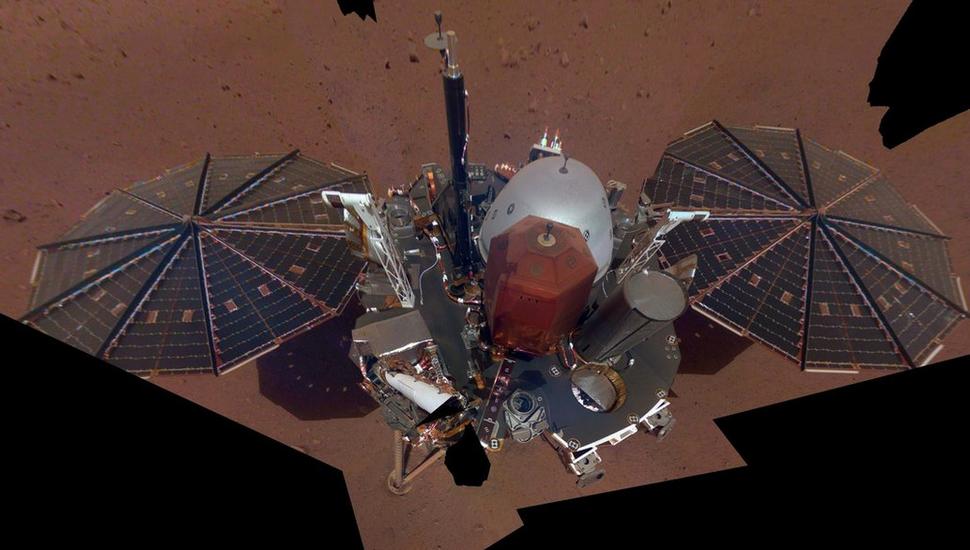 Sonda InSight na povrchu Marsu. Solárne panely má ešte čisté. Tento snímok bol získaný pomocou robotického ramena sondy na začiatku jej misie.