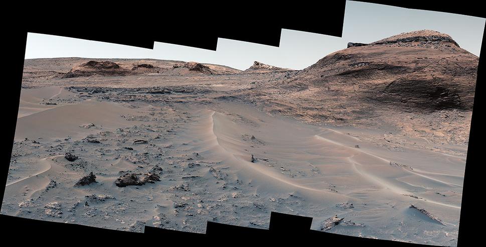 Pohľad Curiosity na pieskové hrebene a vrch s názvom “Bolívar“, pomocou kamery Mastcam, 23. augusta 2022, Sol 3572.