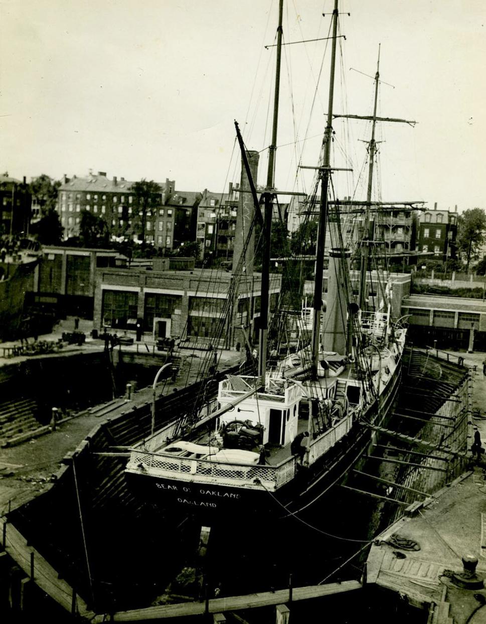 Príprava nákladnej lode Bear of Oakland na expedíciu do Antarktídy, Boston, 1933