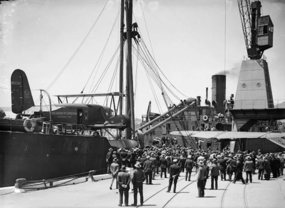 Nakladanie lietadla William Horlick na palubu lode Jacob Ruppert, Wellington, Nový Zéland, 1933