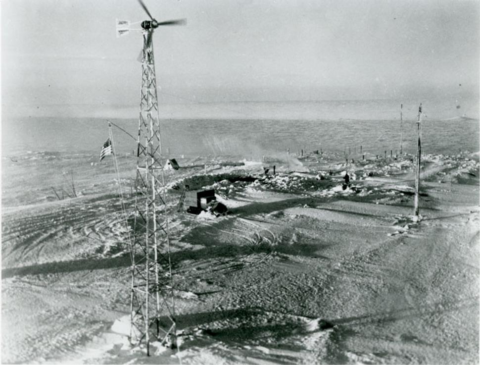 Veterná turbína Jacobs s výkonom 2,5 kW v základni Little America II, 1934