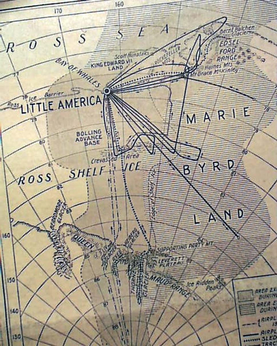 Mapka so zobrazením Prvej a Druhej Byrdovej antarktickek expedície. Prvá expedícia (1929 - 1930) preskúmala oblasť vyznačenú tmavšou farbou, kým Druhá preskúmala vyšrafovanú oblasť, označenú Marie Byrd.