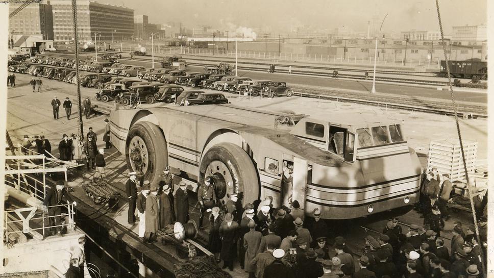 Nakladanie snežného vozidla Snow Cruiser na loď North Star, Boston, november 1939