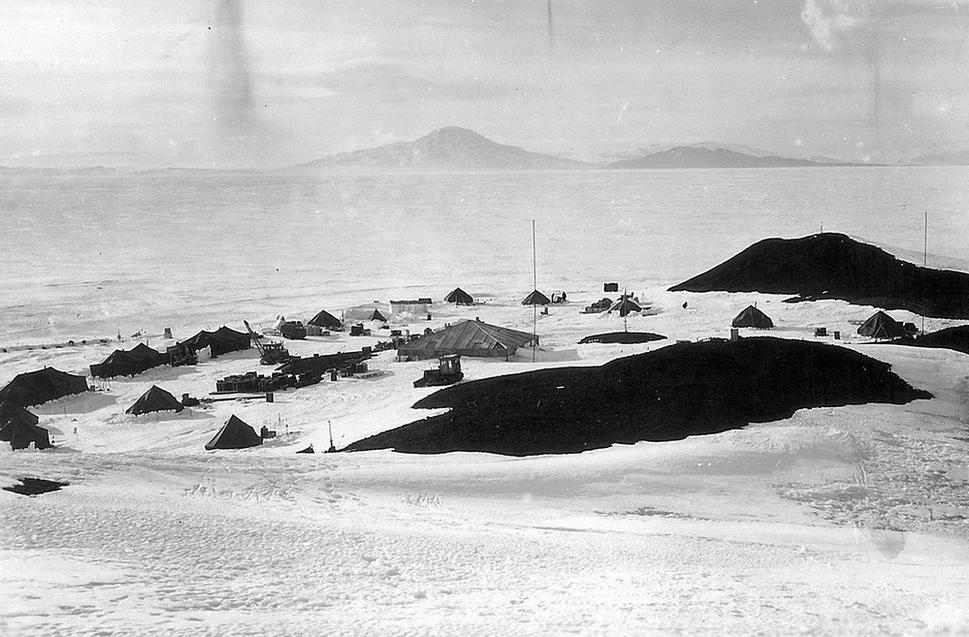 Tábor expedície Deep Freeze obkolesil Scottovu chatu na ostrove Ross a postavil základ dnešnej základne McMurdo Station, 1955