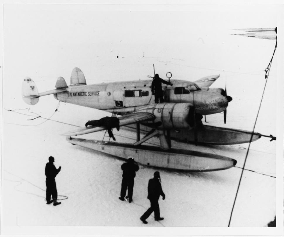 Dvojmotorový hydroplán Barkley-Grow T8P-1 pre 6 pasažierov. Antarktída, 1940