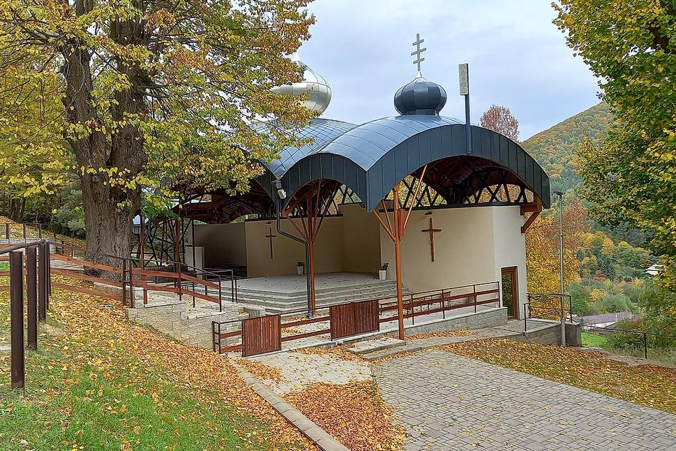 Nad novým liturgickým priestorom z roku 2015 na ľutinskej hore sa vynímajú tri kupoly, ktoré zároveň zastrešujú celý komplex.
