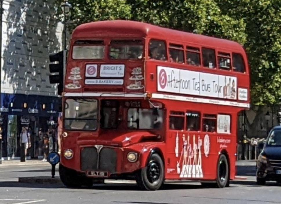Tento historický Routemaster sme zazreli ako vyhliadkový pre turistov. Kvalita snímky je znížená pre prizoomovanie, keďže bol dosť vzdialený a následne odbočil.