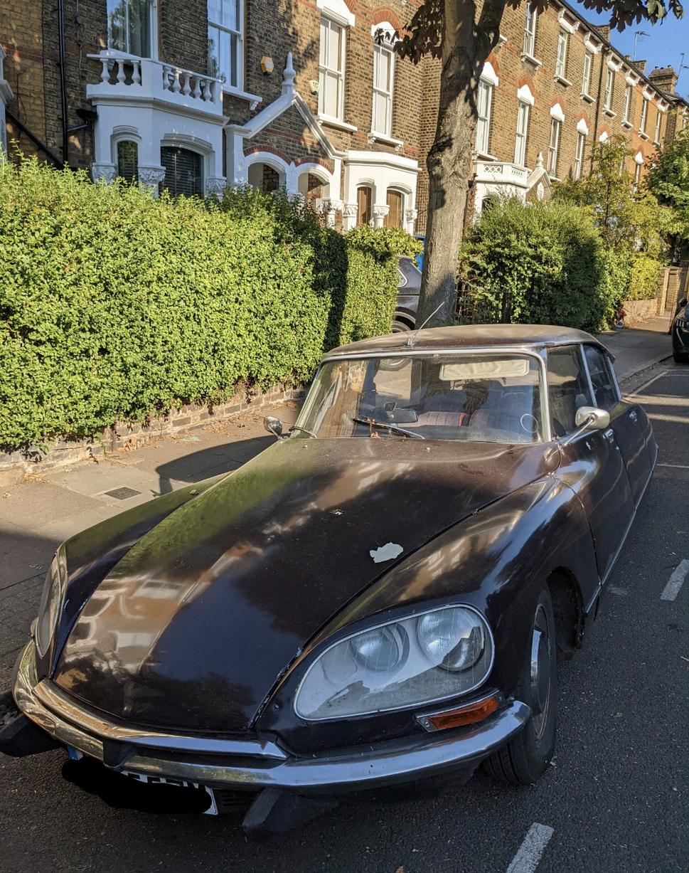 Citroën DS-19. Nadčasový krásavec s futuristickým dizajnom a revolučným hydropneumatickým pružením. Vyrábal sa neuveriteľných 20 rokov (1955 - 1975)