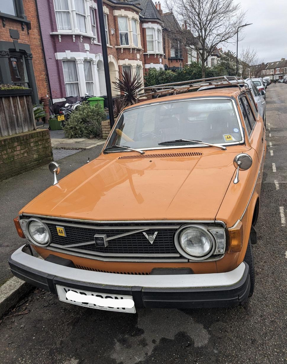 Novší, hranatý model Volvo 240 wagon, vyrábaný v rokoch 1974 až 1993, pričom celkovo sa celosvetovo predalo viac ako 2,8 milióna kusov (wikipédia)