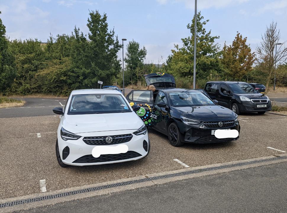 2 požičané vauxhhally, Boli sme nimi v lete na výlete v Cambridgei. Šoféroval som po ľavej strane (posádka na mňa neustále volala "pozor, obrubník")