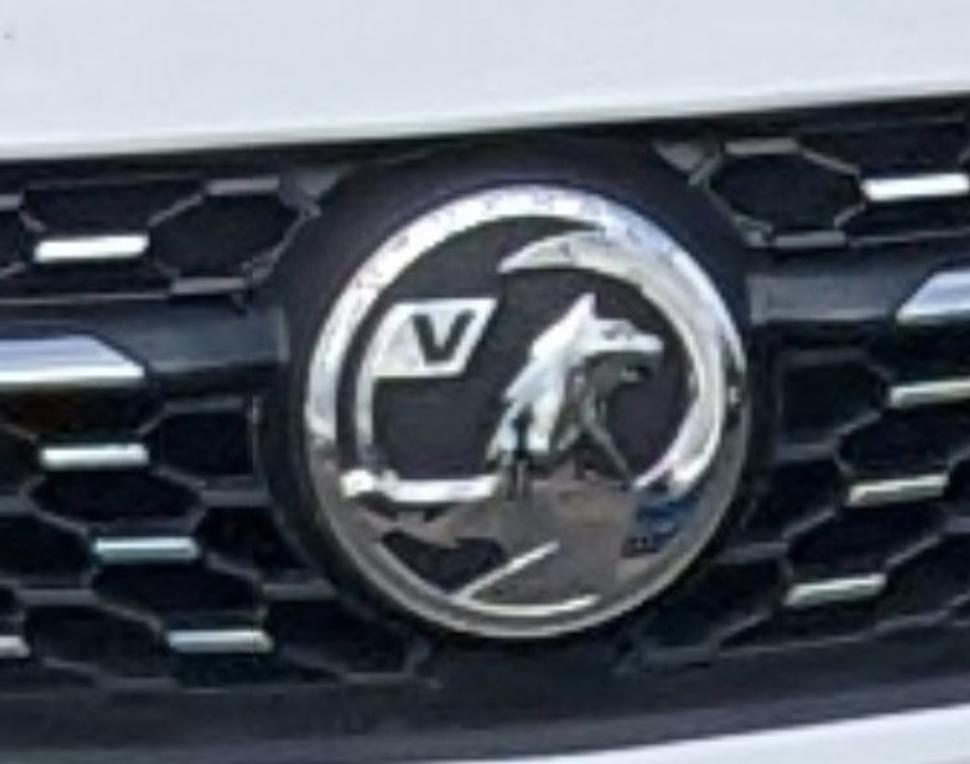 pokiaľ vám značka "vauxhall" nič nehvorí, vedzte, že je to v Británii "maskovaný opel". Jedná sa o tradičnú britskú značku, ktorej po fúzii s GM ponechali tradičným modelom opel vo zvyšku Európy.