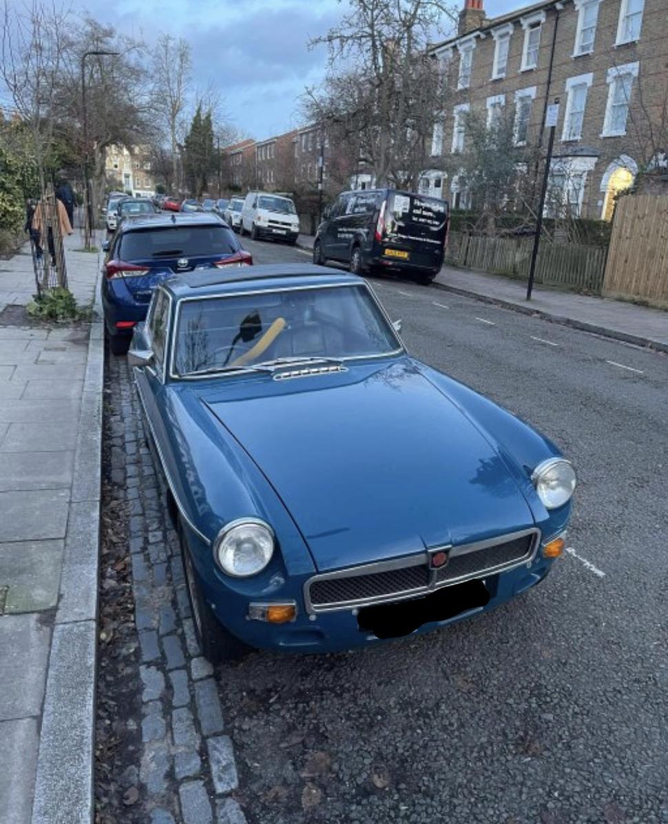kupéčko je dielom štúdia Pininfarina. Vo svojej dobe patrilo MGB k najbezpečnejším autám, aj vďaka veľmi dobrým deformačným zónam (napríklad kapota dlhá temer polovicu celého auta)
