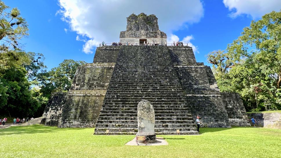 Pyramída II sa volá aj Chrám masiek.