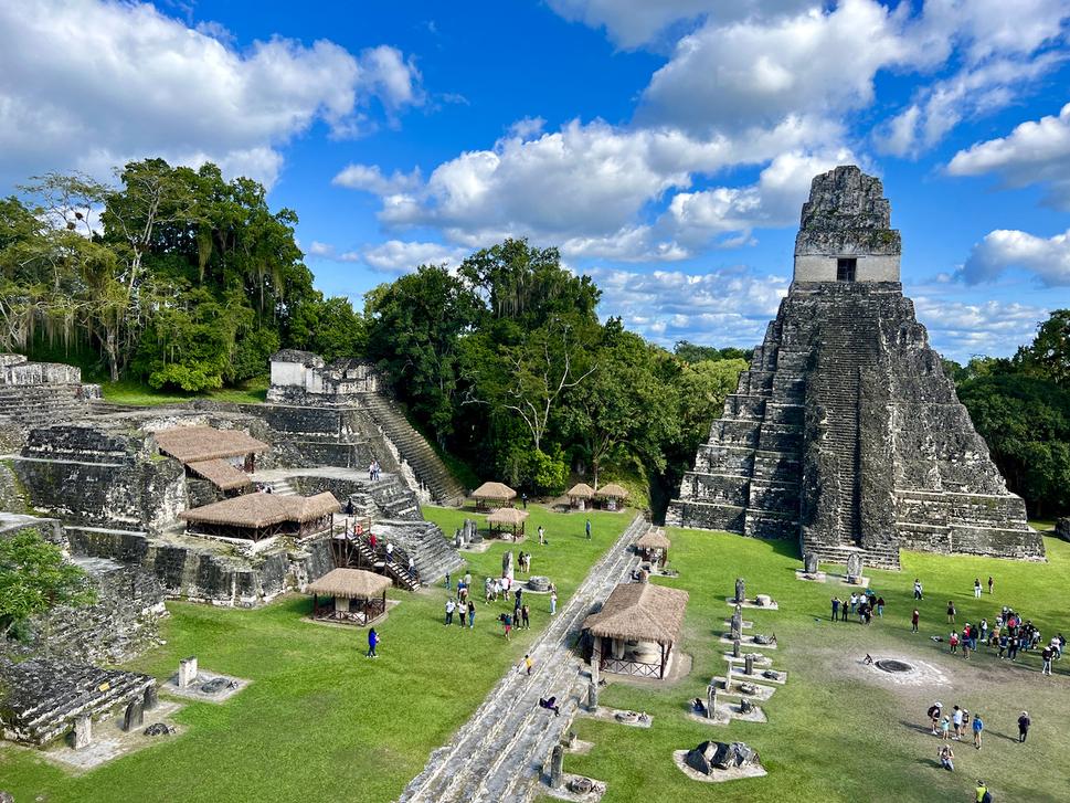 Pohľad z Pyramídy II na Centrálnu Akropolu a Pyramídu I.