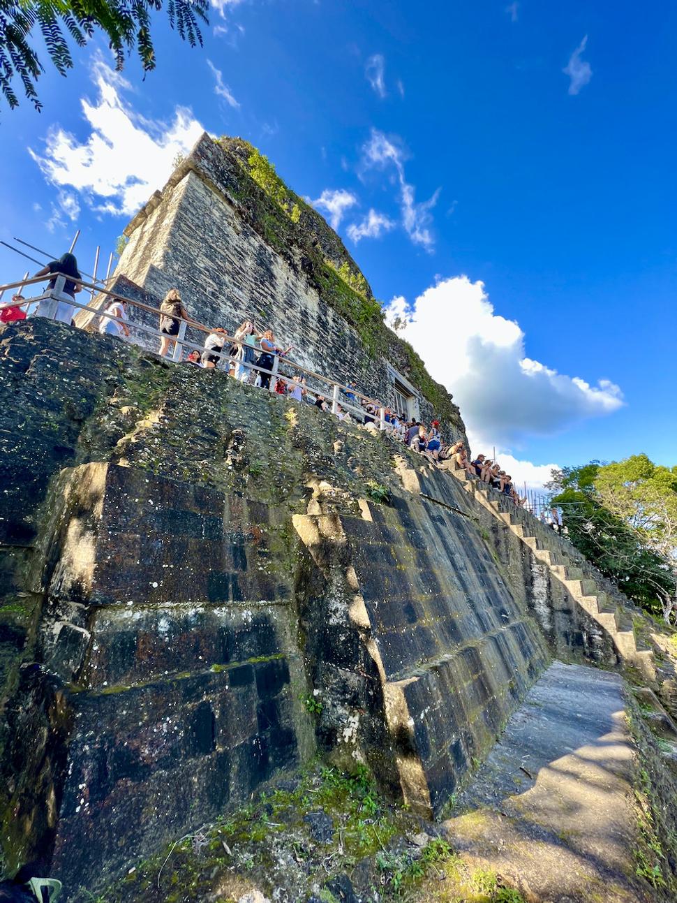 Toto je najobľúbenejšia výhliadka v Tikale. Pyramída IV.