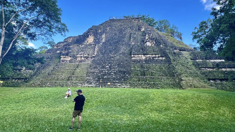 Zostúpil som z Pyramídy IV a čaká ma ďalší výstup na Pyramídu Mundo Perdido.