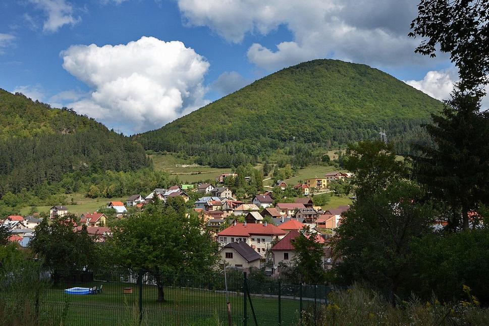 Pohľad na obec Snežnica. Za ňou sa týči vrch Veľký Vreteň a naľavo je časť vrchu Malý Vreteň. Medzi nimi je sedlo s Kaplnkou Panny Márie a ukončenie krížovej cesty.
